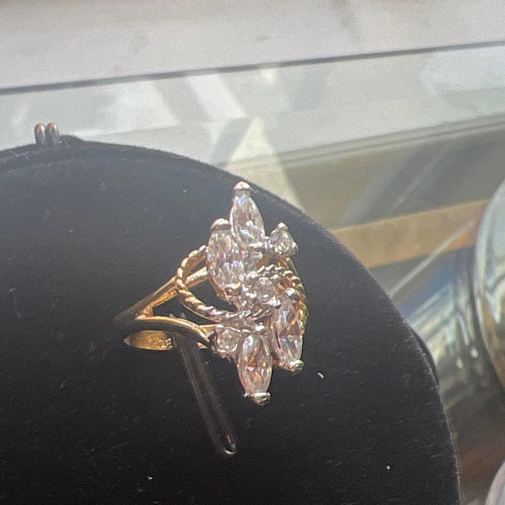 Beautiful 18k HGE ring with CZ stones size 5